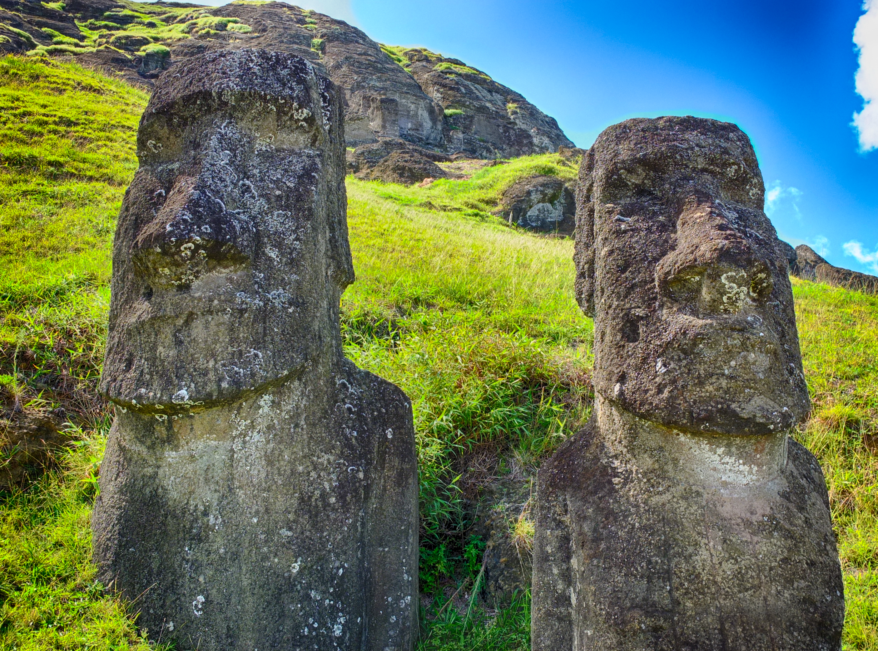 Каменные статуи острова пасхи страна. Остров Пасхи статуи Моаи. Моаи на острове Пасхи. Каменные истуканы острова Пасхи. Каменные монолитные статуи Моаи.