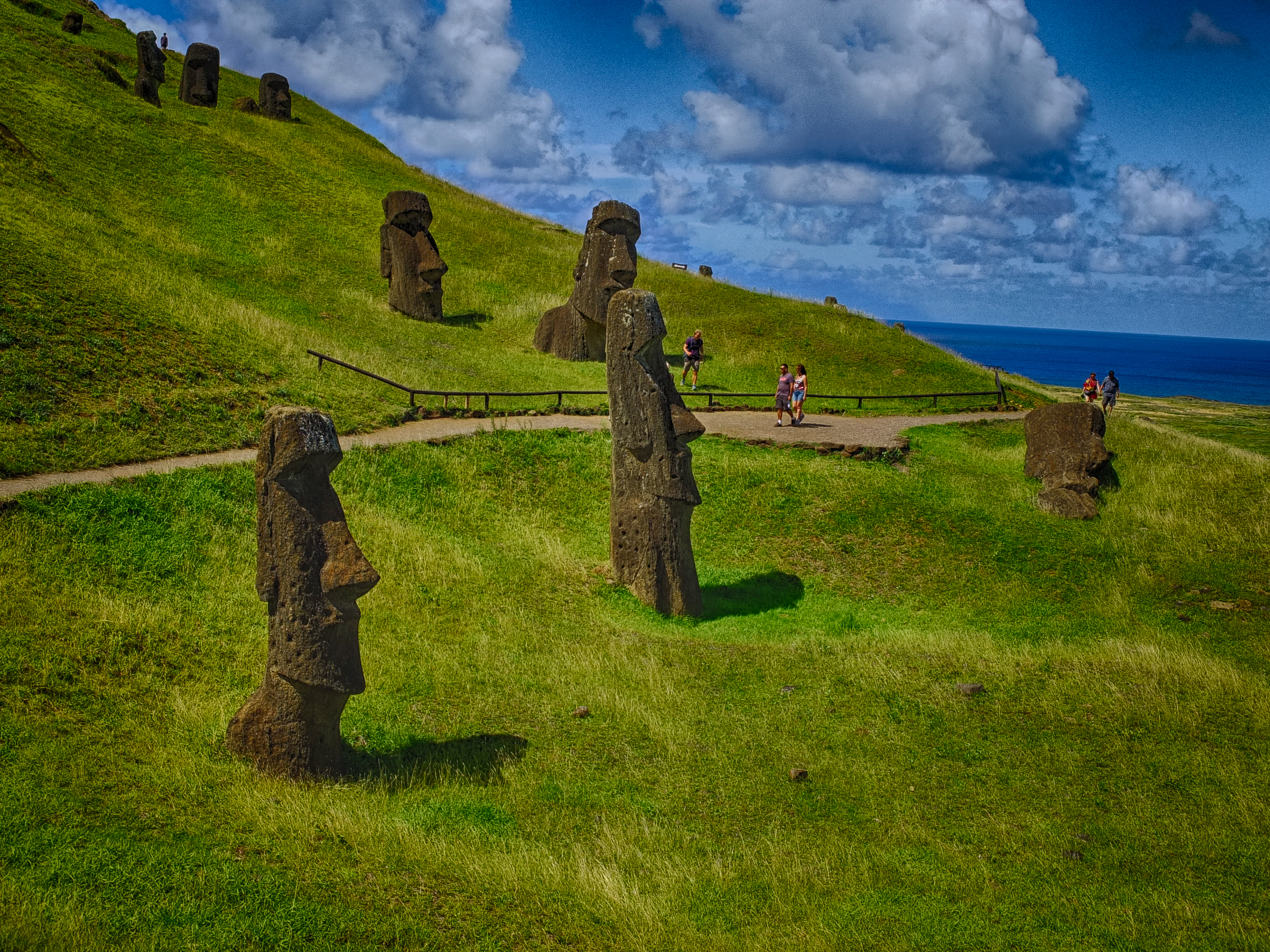 Где находятся идолы. Моаи на острове Пасхи. Мауи остров Пасхи истуканы. Остров Пасхи статуи. Андре Арманди: "остров Пасхи".