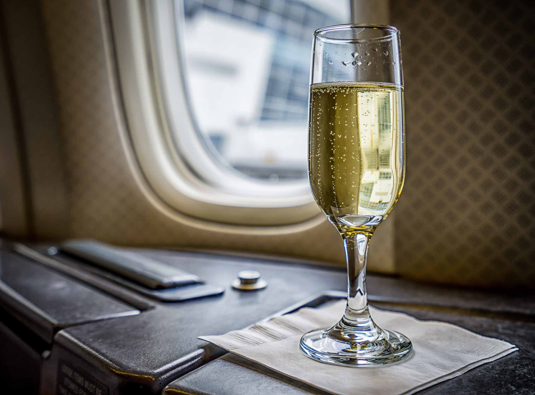 Шампанское в самолете можно. Бокал шампанского Аэрофлот. Шампанское в бизнес классе. Шампанское в бизнес классе Аэрофлот. Бокал шампанского бизнес класс s7.